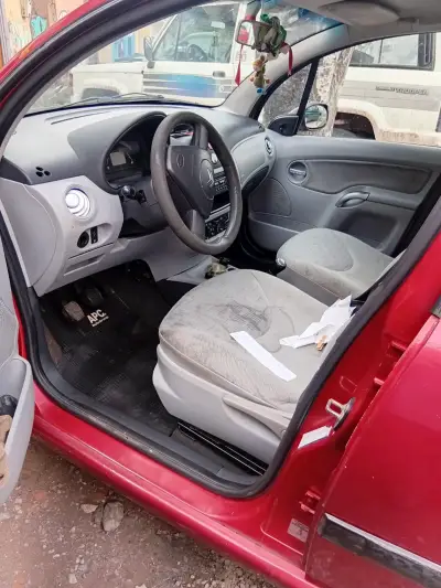 Auto compacto rojo en buen estado - miniatura 2