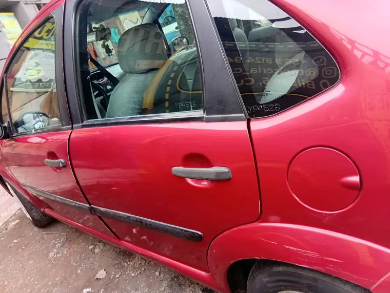 Auto compacto rojo en buen estado - 3