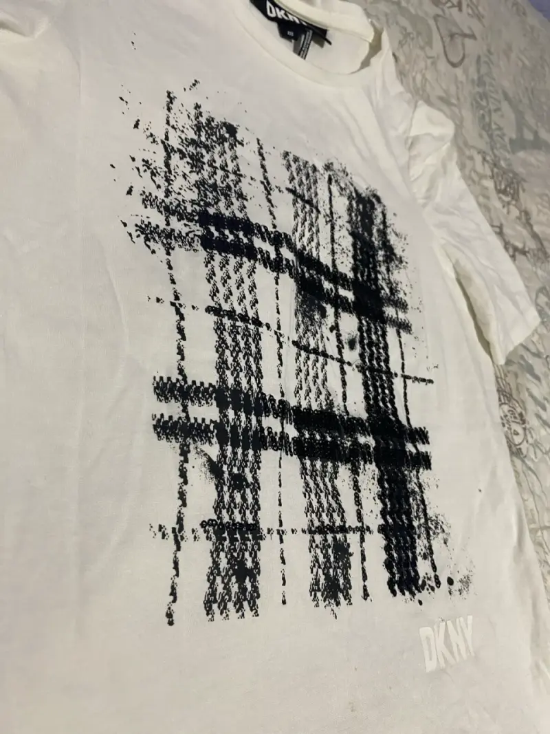 Polera Blanca DKNY con Diseño Abstracto - 1