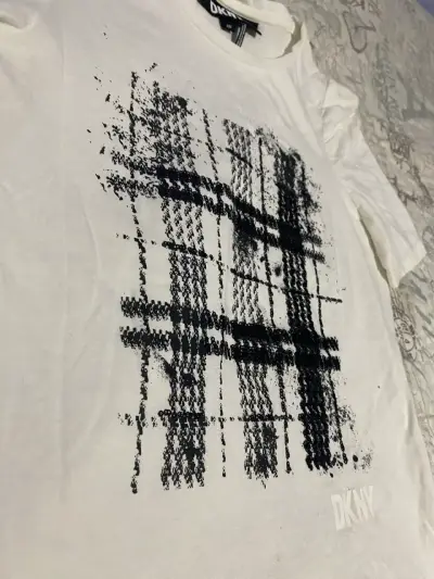 Polera Blanca DKNY con Diseño Abstracto - miniatura 1