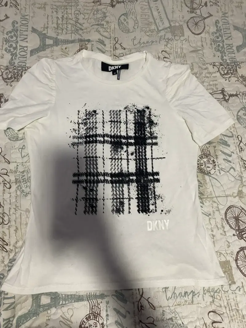 Polera Blanca DKNY con Diseño Abstracto - 2