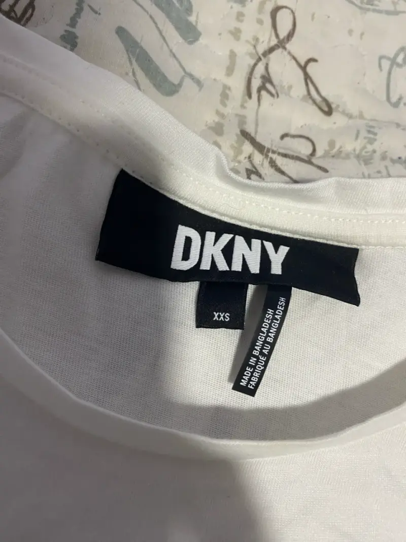 Polera Blanca DKNY con Diseño Abstracto - 3