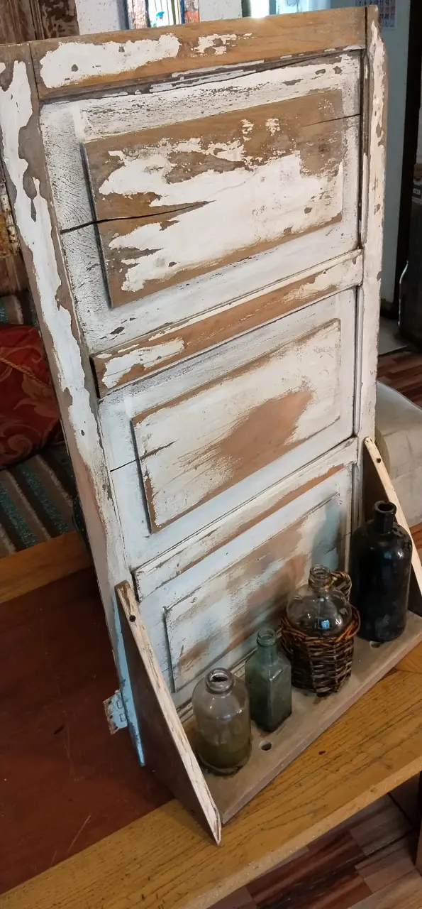 Estantería rústica de madera con botellas decorativas
