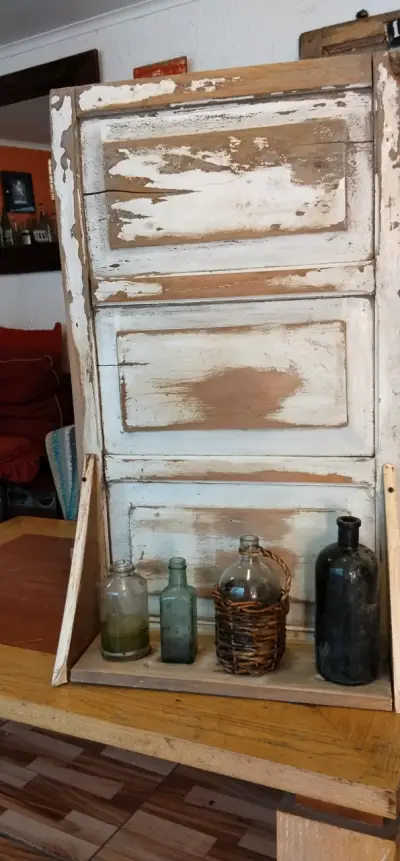 Estantería rústica de madera con botellas decorativas - miniatura 2