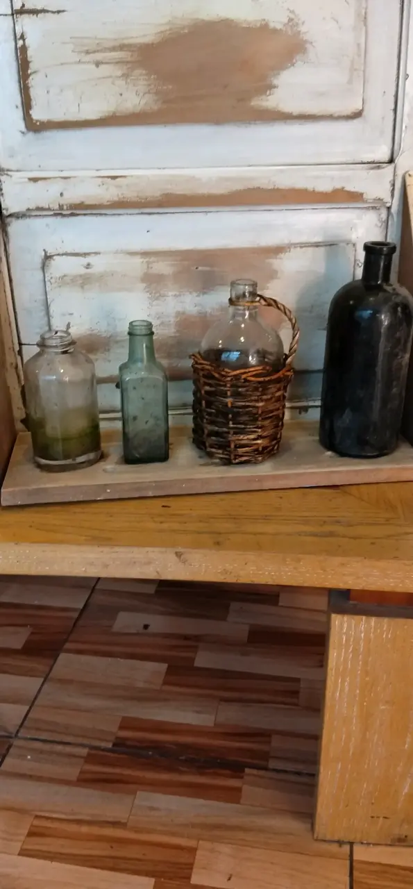 Estantería rústica de madera con botellas decorativas - 3
