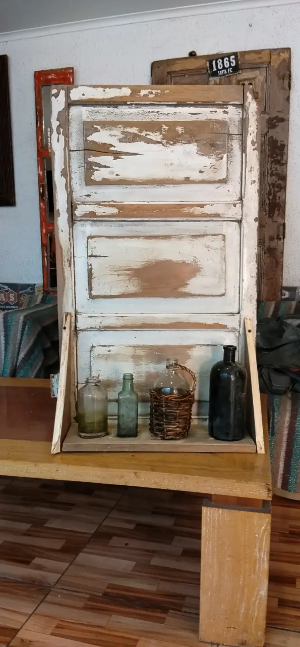 Estantería rústica de madera con botellas decorativas - 4