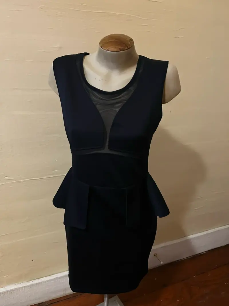 Vestido negro elegante con diseño peplum - 1
