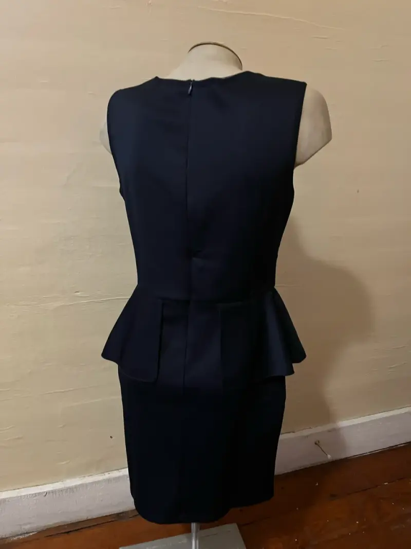 Vestido negro elegante con diseño peplum - 2