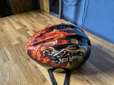 Casco infantil Hot Wheels con diseño llamativo - miniatura 1