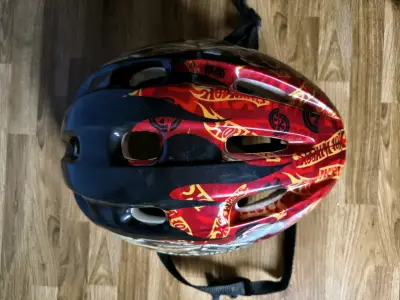 Casco infantil Hot Wheels con diseño llamativo - miniatura 2