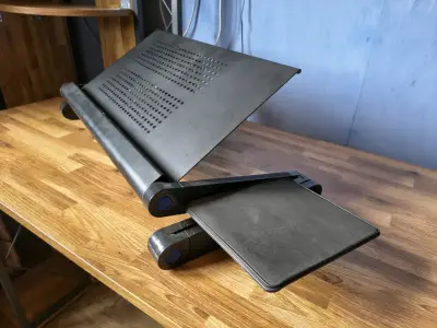 Soporte ajustable para laptop con ventilación - miniatura 1