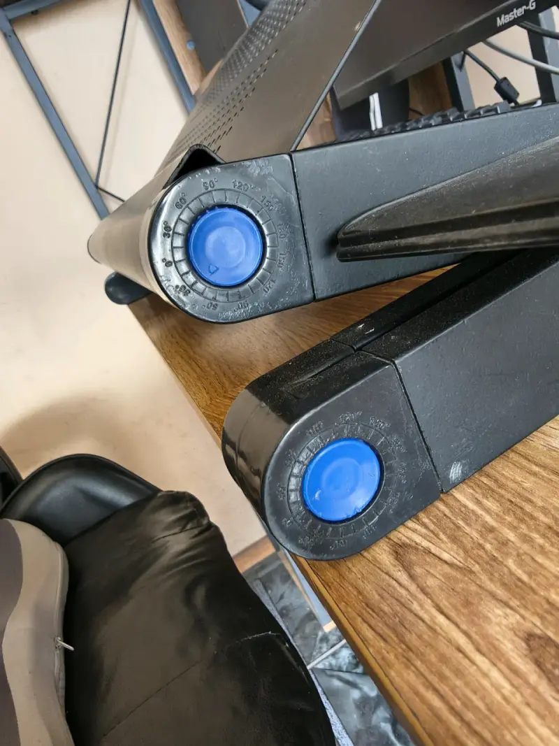 Soporte ajustable para laptop con ventilación - 2