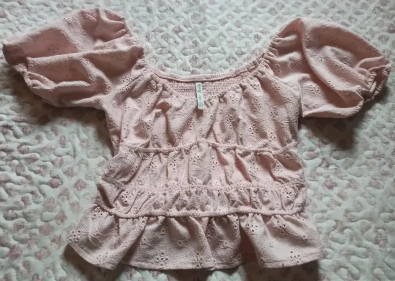 Blusa rosa con mangas abullonadas - 1