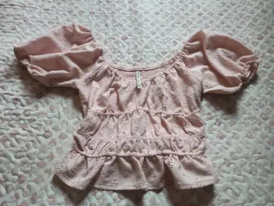 Blusa rosa con mangas abullonadas - miniatura 2