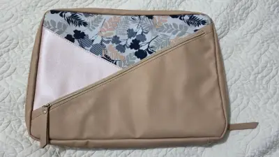 Funda para laptop beige con diseño floral - miniatura 1