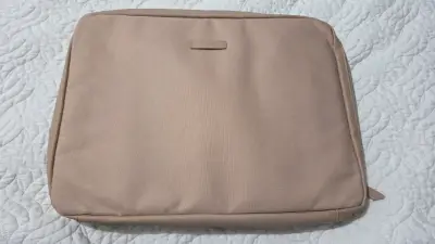 Funda para laptop beige con diseño floral - miniatura 2