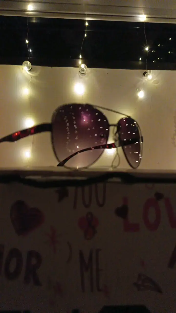 Gafas de Sol con Lente Morado y Detalles - 1