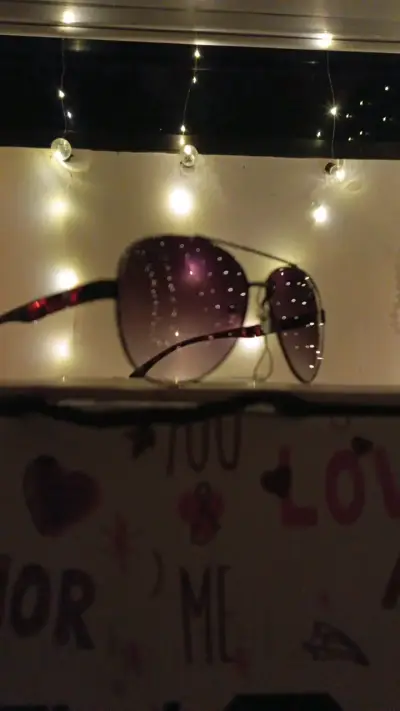 Gafas de Sol con Lente Morado y Detalles - miniatura 1