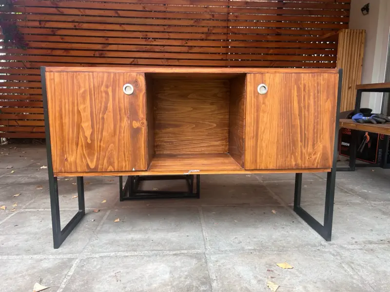 Mueble de madera con puertas y estructura metálica - 1