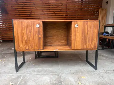 Mueble de madera con puertas y estructura metálica - miniatura 1