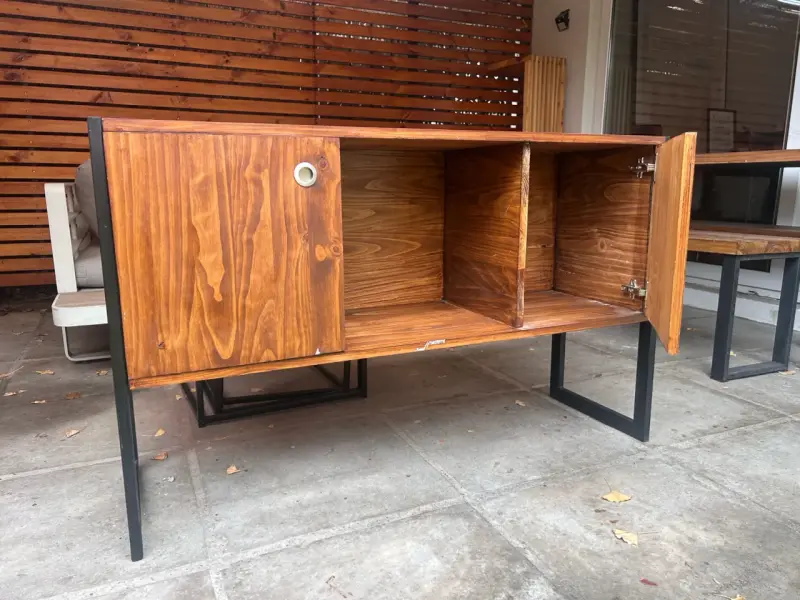 Mueble de madera con puertas y estructura metálica - 2