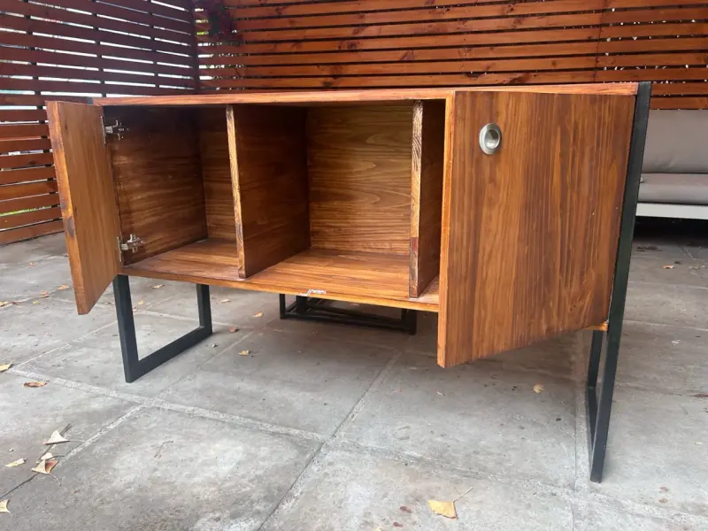 Mueble de madera con puertas y estructura metálica - 3