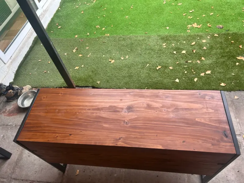 Mueble de madera con puertas y estructura metálica - 4