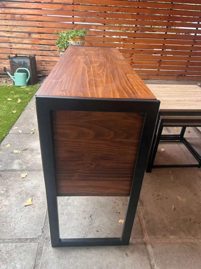 Mueble de madera con puertas y estructura metálica - 5