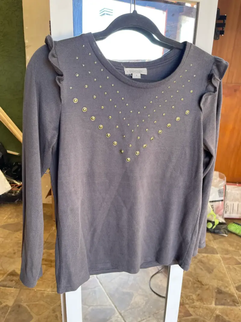 Polera gris con detalles dorados para mujer - 1