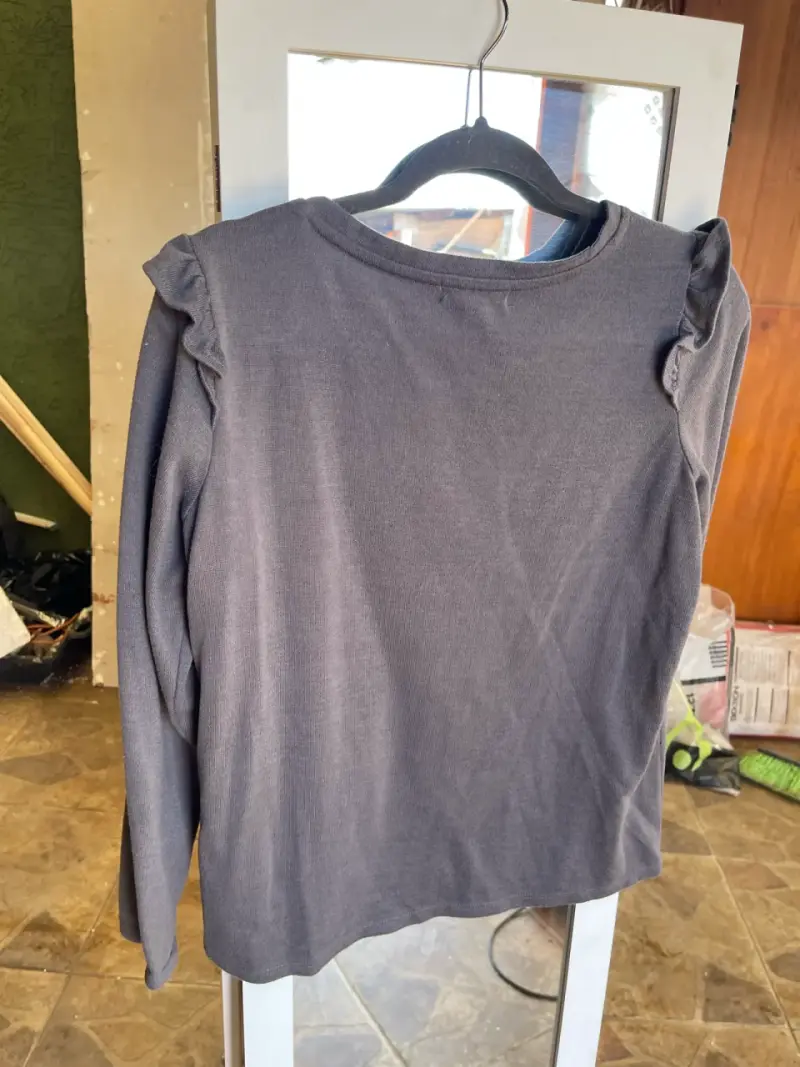 Polera gris con detalles dorados para mujer - 2