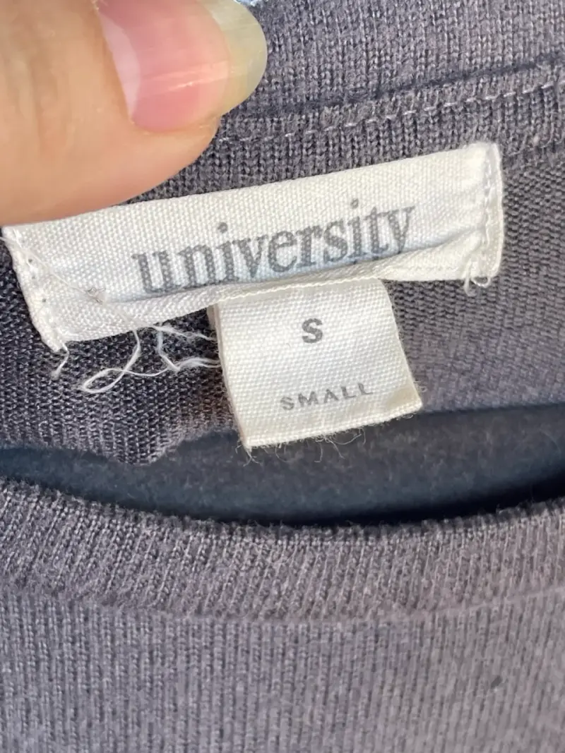 Polera gris con detalles dorados para mujer - 3
