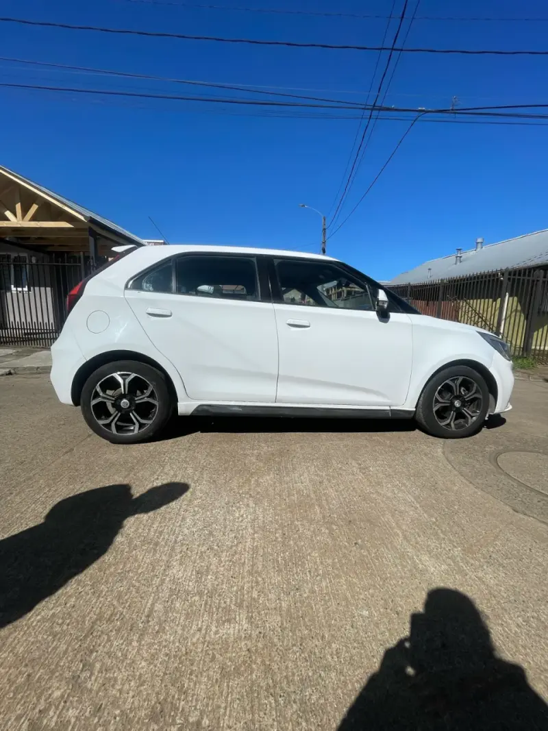 Auto MG 5 Hatchback Blanco en Buen Estado - 2