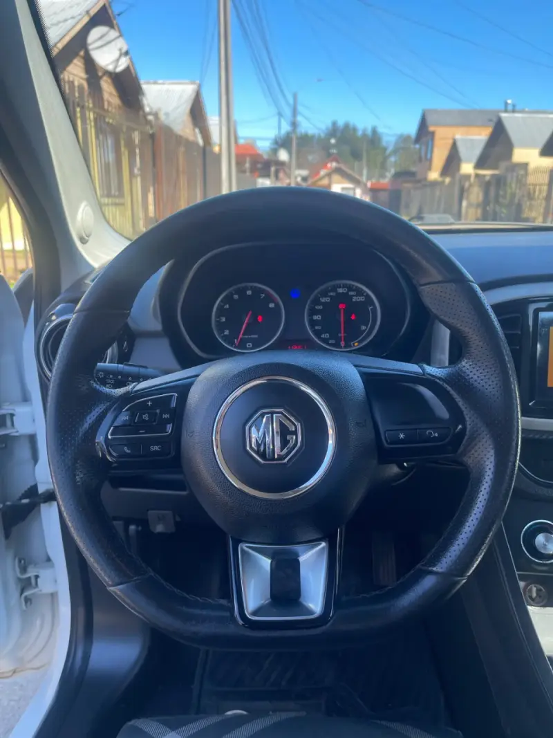 Auto MG 5 Hatchback Blanco en Buen Estado - 6