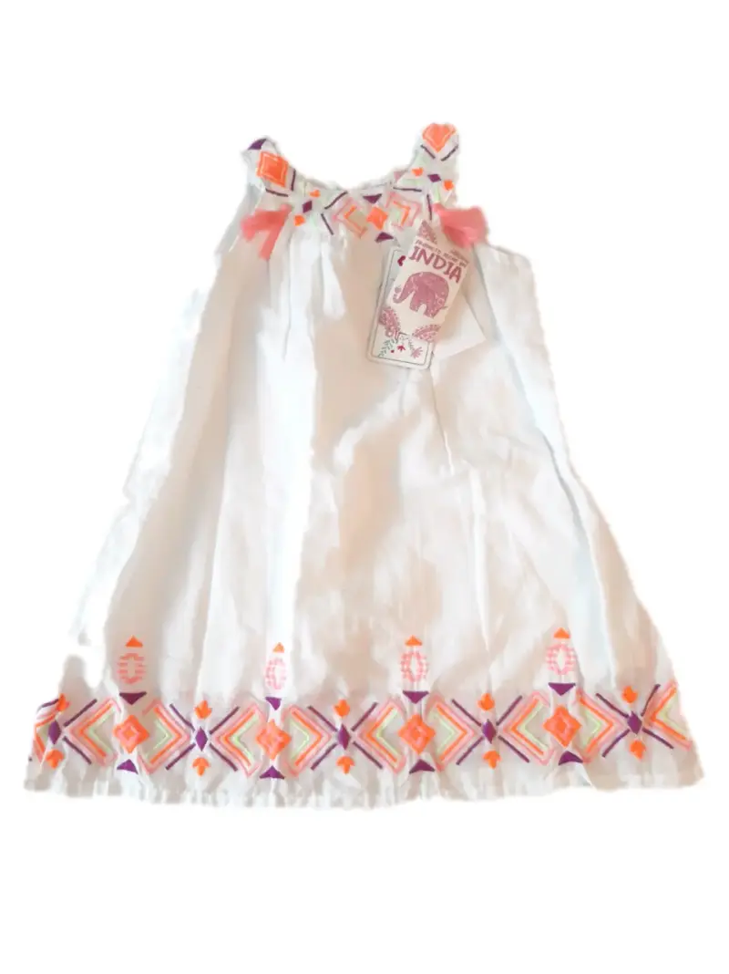 Vestido blanco con bordados coloridos para niña