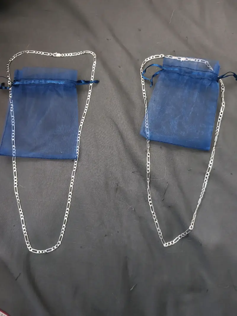 Cadenas de plata con bolsas de regalo