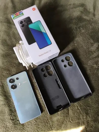 Smartphone Xiaomi Redmi Note 13 con accesorios - miniatura 1