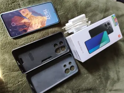 Smartphone Xiaomi Redmi Note 13 con accesorios - miniatura 2