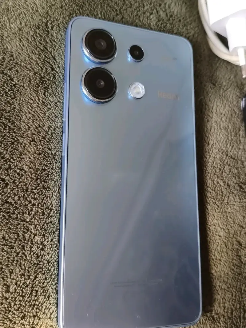Smartphone Xiaomi Redmi Note 13 con accesorios - 3