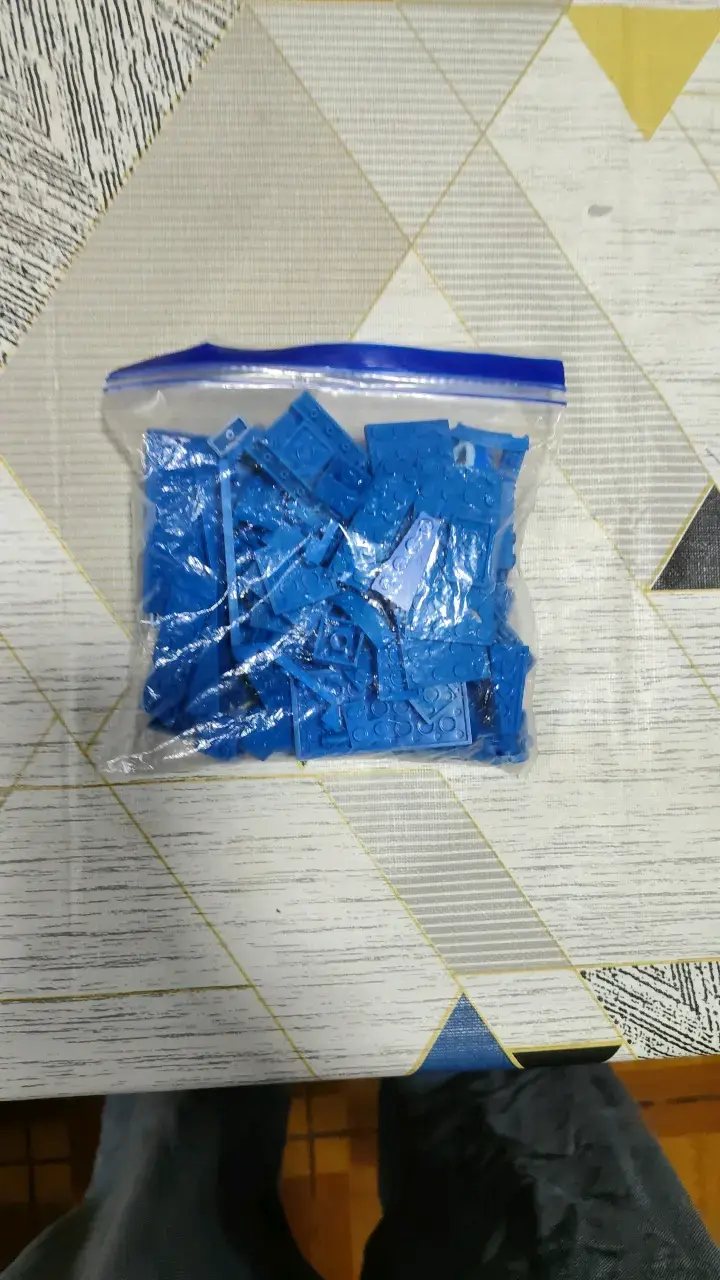 Bloques de Lego azules en bolsa - 1