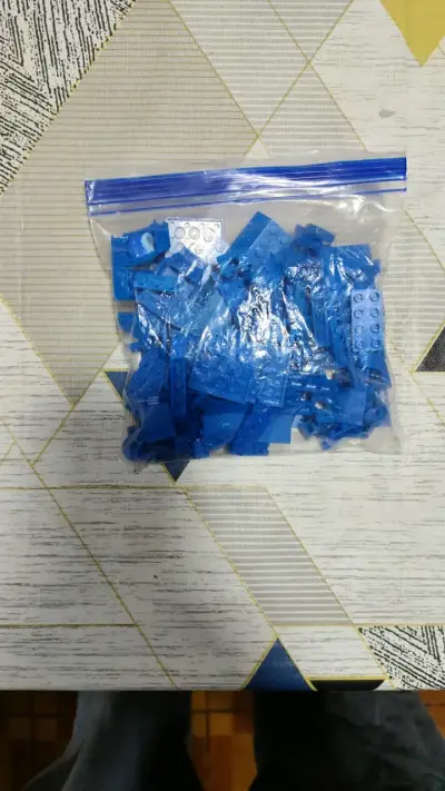 Bloques de Lego azules en bolsa - miniatura 2