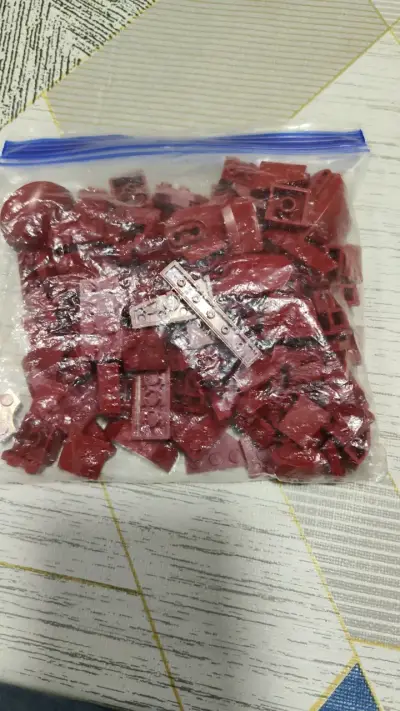 Bloques de Lego rojo oscuro en bolsa - miniatura 1