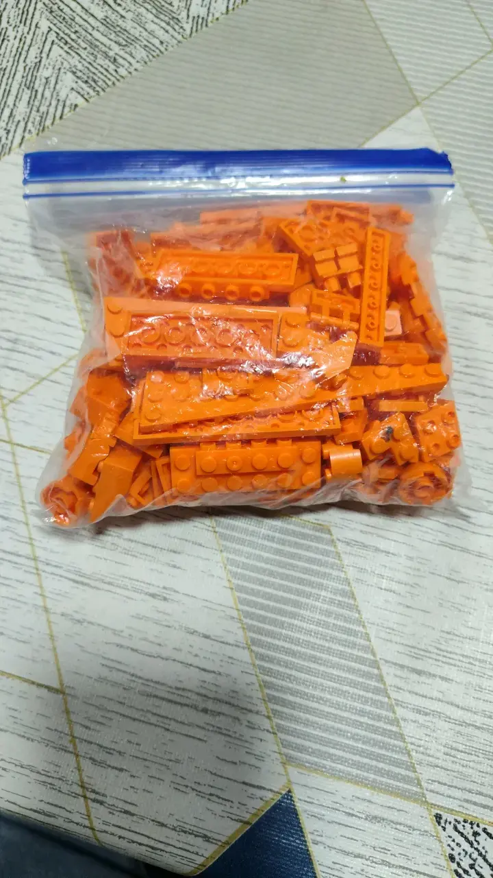 Bloques de Lego naranjas en bolsa - 1