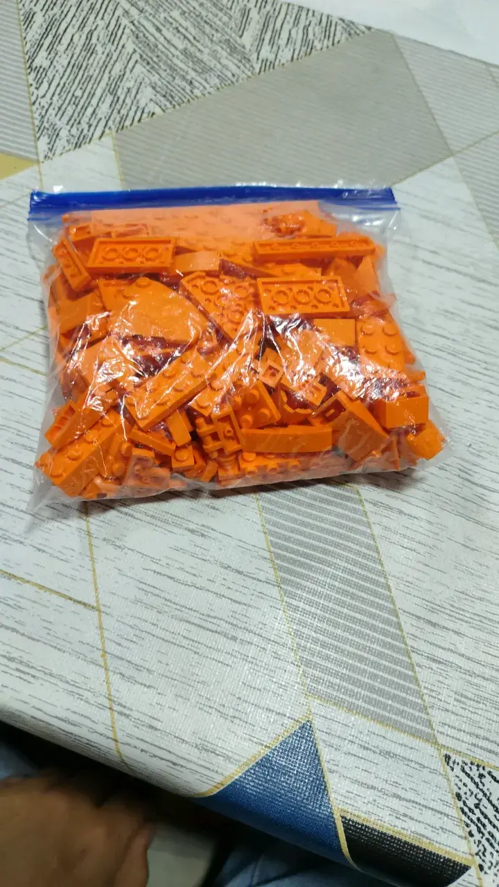 Bloques de Lego naranjas en bolsa - 2