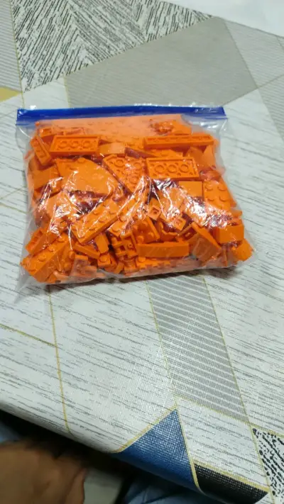 Bloques de Lego naranjas en bolsa - miniatura 2