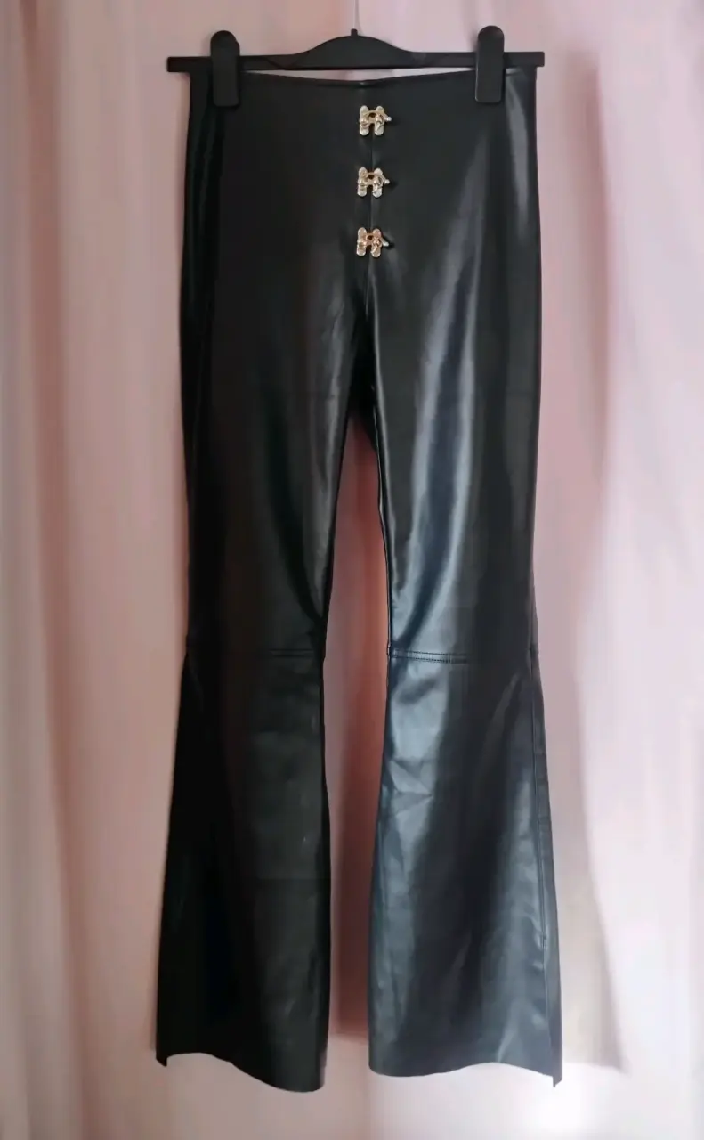 Pantalones acampanados de cuero sintético negro - 1