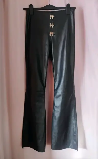 Pantalones acampanados de cuero sintético negro - miniatura 1