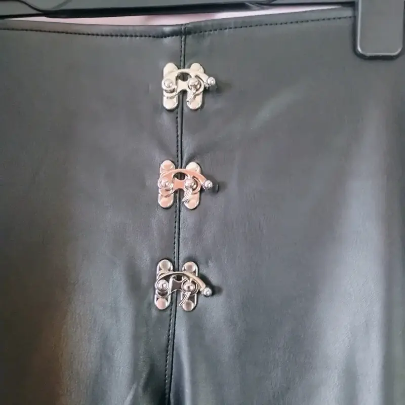 Pantalones acampanados de cuero sintético negro - 2