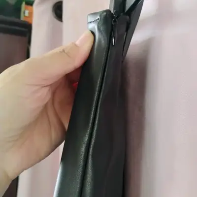 Pantalones acampanados de cuero sintético negro - miniatura 4