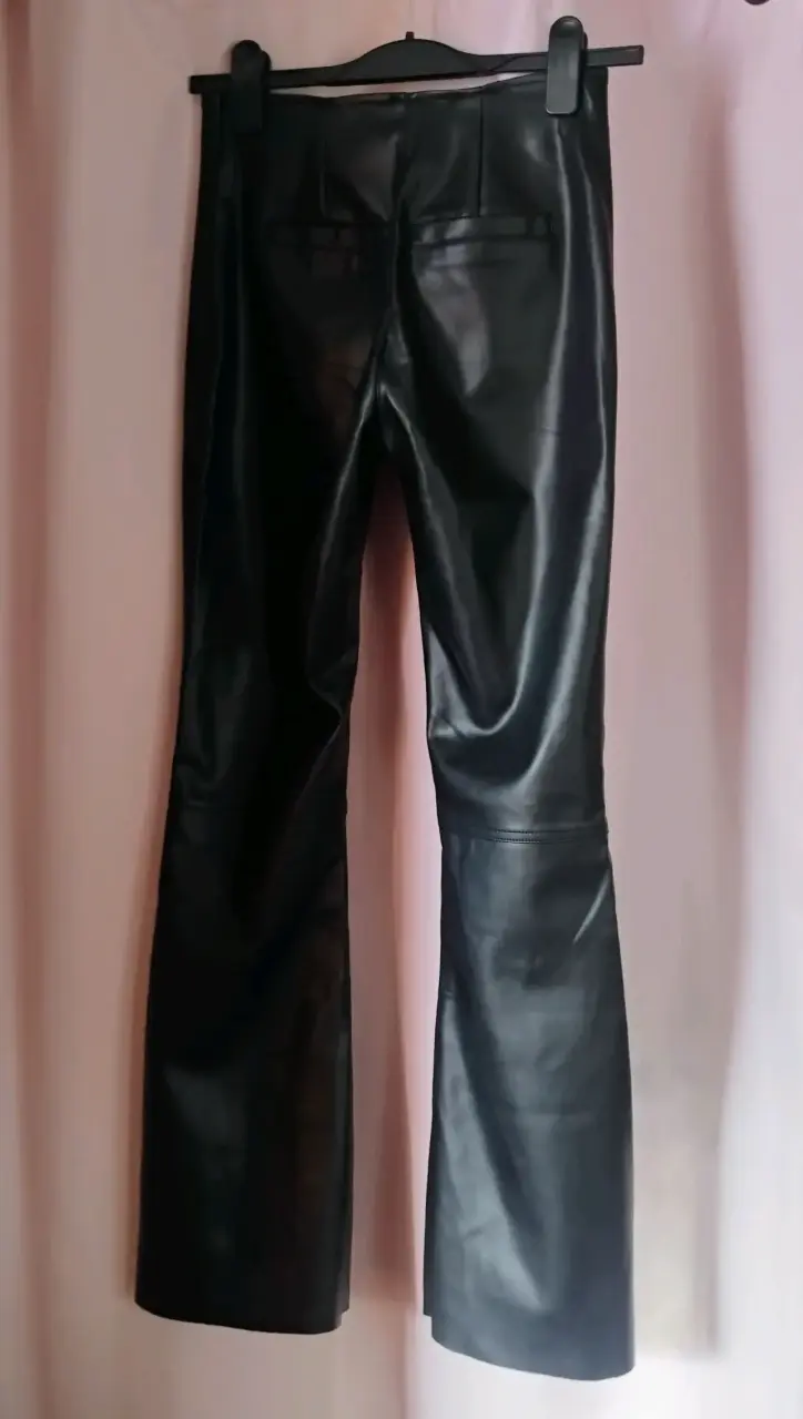 Pantalones acampanados de cuero sintético negro - 6
