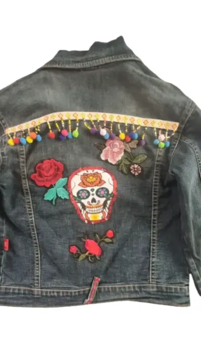 Chaqueta de mezclilla con bordado de calavera y pompones - miniatura 2